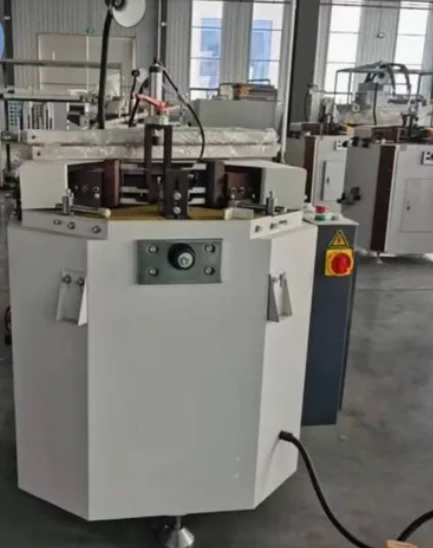 Zdvih čepele 100 mm × 3500 mm Kapacita rámu Těžký lis na rohové lisování hliníkových okenních dveří s jednou hlavou
