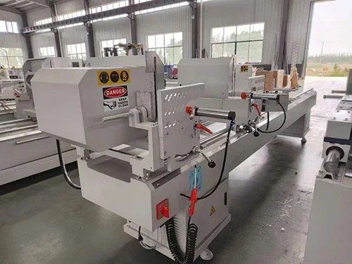 400mm dvouhlavá přesná řezací pila PVC zařízení na zpracování okenních profilů