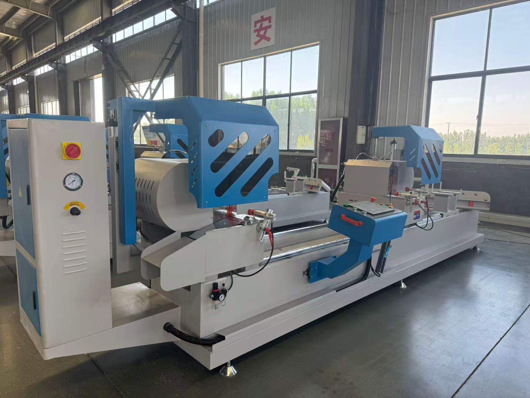 450mm CNC dvouhlavá přesná řezací pila s vnitřním výkyvem (45°/90°)