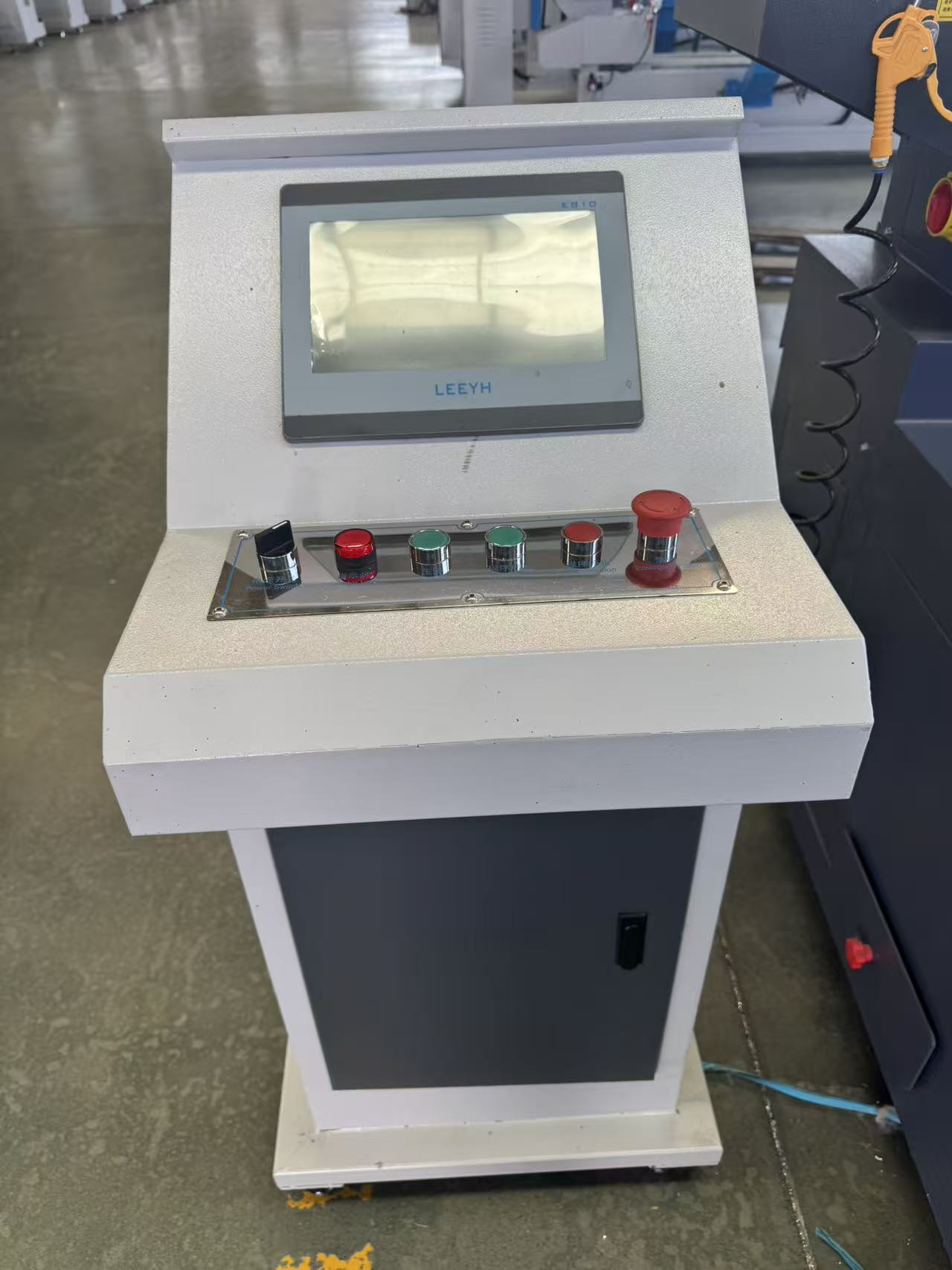 4M CNC vrtací a frézovací obráběcí centrum