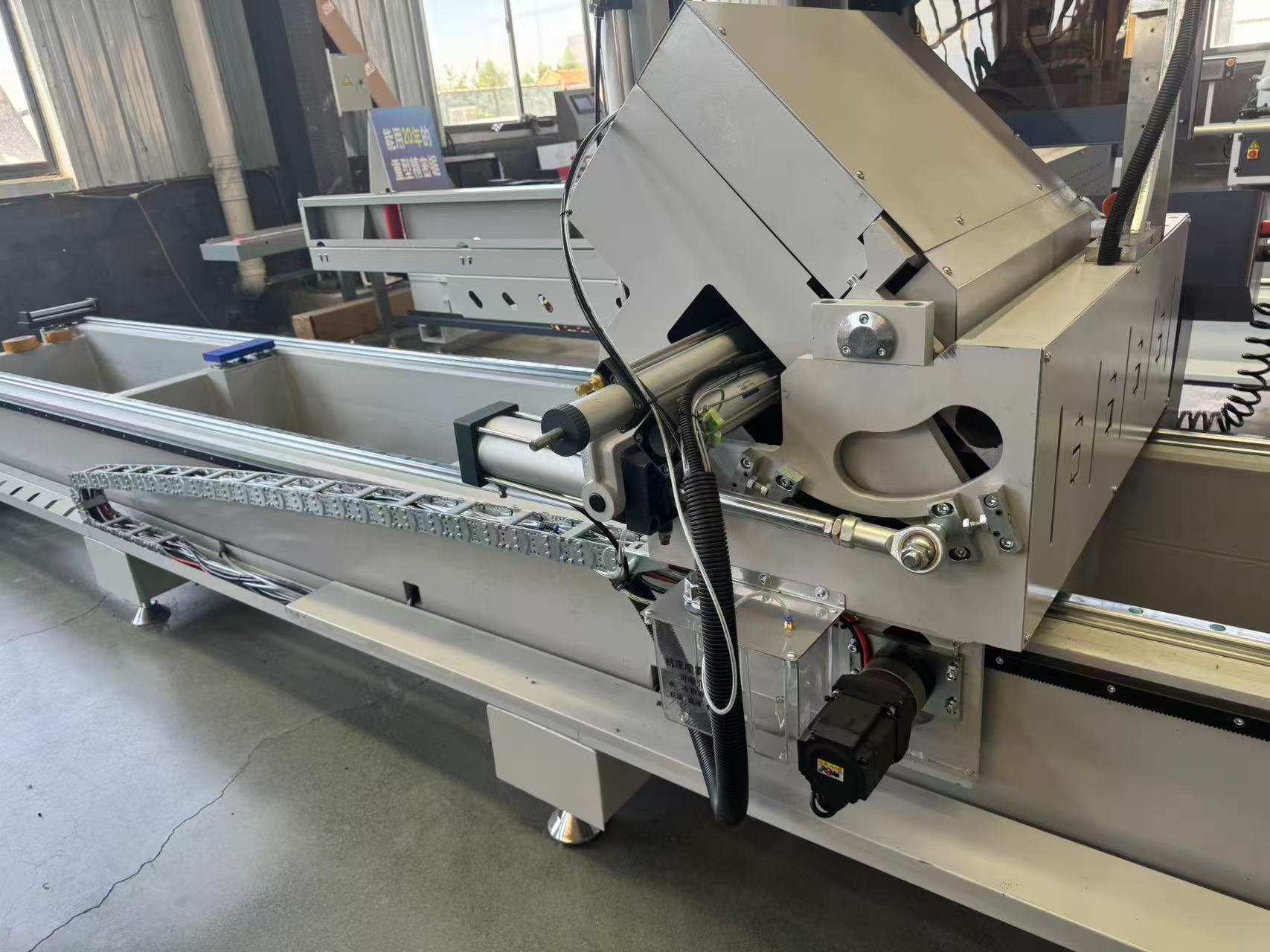 550 CNC Přesná pokosová pila s externím čepem, 45°/90
