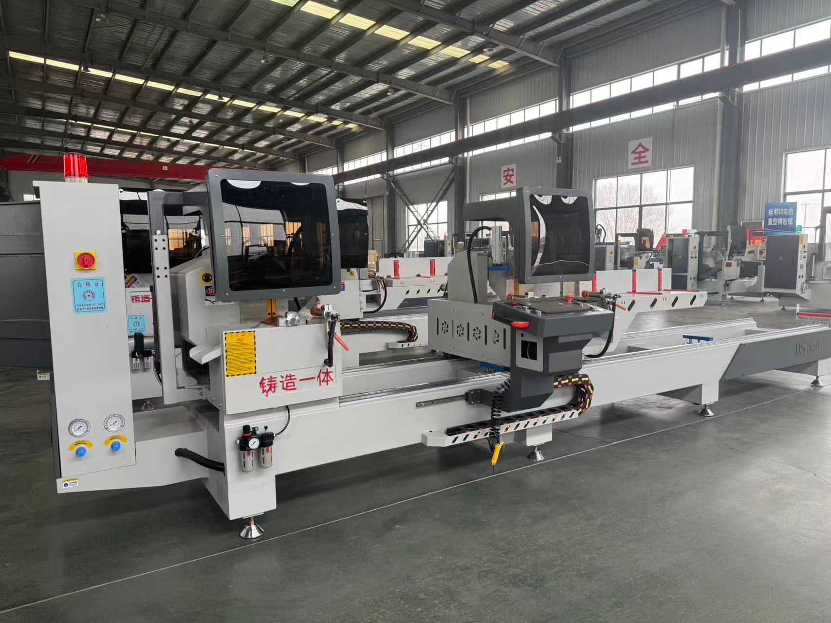 550 CNC vnitřní otočná 45stupňová a 90stupňová přesná pila