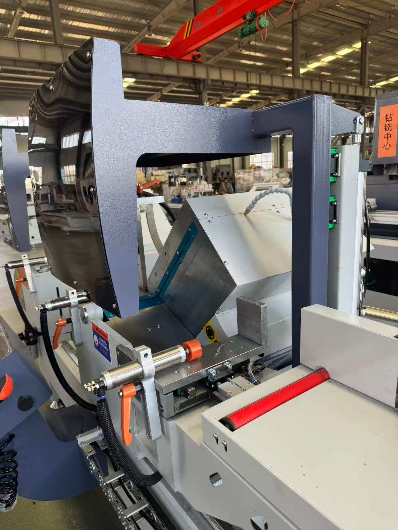 550 CNC otočná vysokoobjemová pokosová pila, 45°/90°