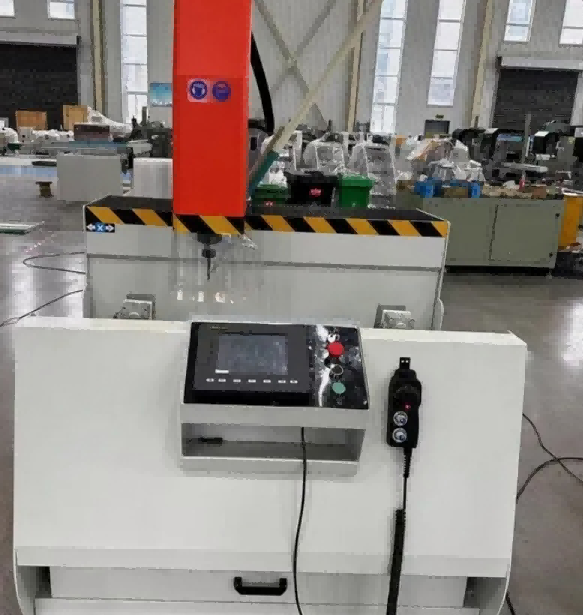 800mm 3osé CNC obráběcí centrum s vysokou tuhostí | Určeno pro průmyslové hliníkové výlisky