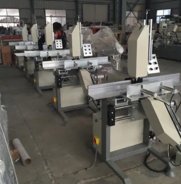 Automatická jednohlavá vodní drážková frézka z PVC pro plastová okna