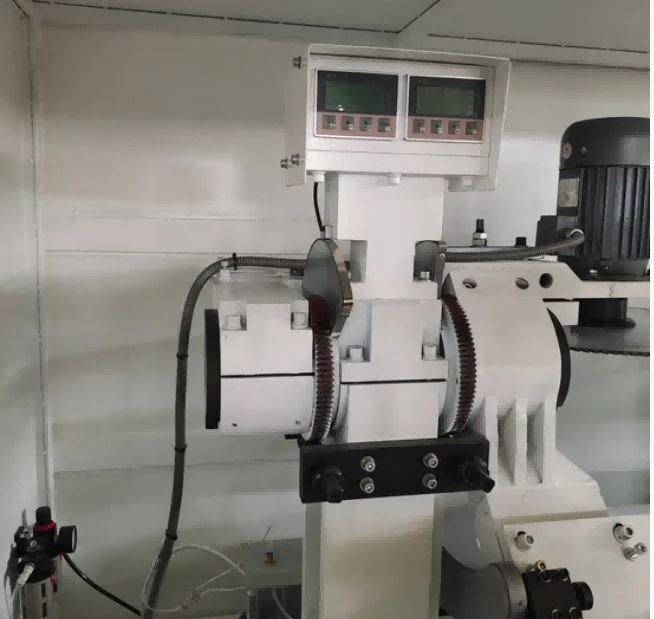 Plně automatická zářezová pila pro velké zatížení