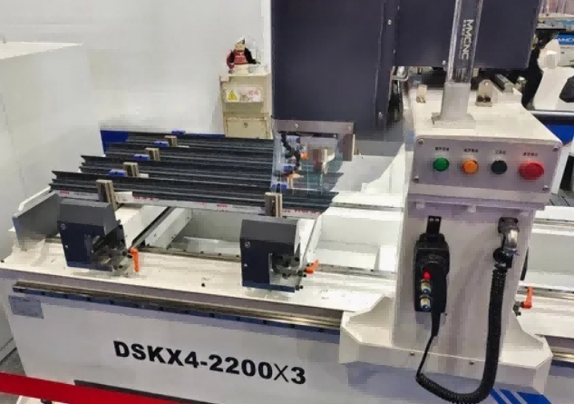 Vysoce přesný těžký čtyřhlavý CNC hliníkový závěsový vrtací stroj